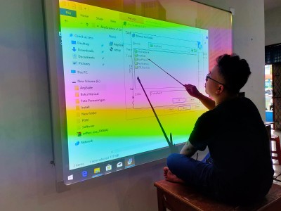 Instalasi dan Penyerahan Anyboard Media Pembelajaran Board Interaktif / Alat Multimedia