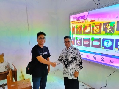 Instalasi dan Penyerahan Anyboard Media Pembelajaran Board Interaktif / Alat Multimedia