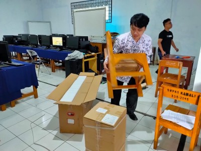 Instalasi dan Penyerahan Anyboard Media Pembelajaran Board Interaktif / Alat Multimedia