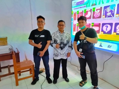 Instalasi dan Penyerahan Anyboard Media Pembelajaran Board Interaktif / Alat Multimedia