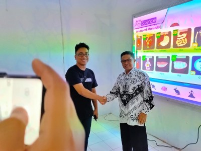 Instalasi dan Penyerahan Anyboard Media Pembelajaran Board Interaktif / Alat Multimedia
